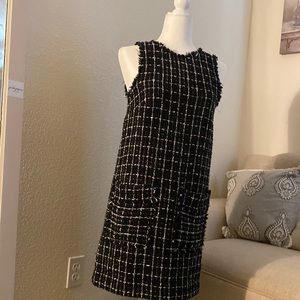 Sleevless tweed dress with functional pockets!